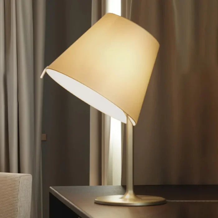Artemide Melampo lámpara de mesa, bronce crudo