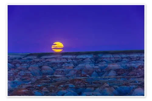 Close-up of the full Harvest Moon rising over the Dinosaur Provincial Park, Canada de Alan Dyer Stocktrek Images