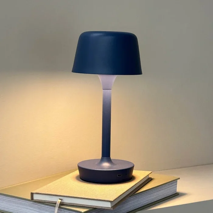 Dyberg Larsen lámpara de mesa LED recargable Flow, azul, altura 25 cm