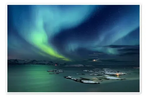 Fiordo con islas en invierno y auroras boreales de Robert Seitz imageBROKER