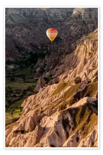 Hot air balloon over the landscape of Cappadocia de Marcel Gross