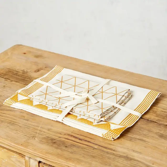 Juego 2 individuales con servilletas Telar de Pedal, crudo con bordado mostaza