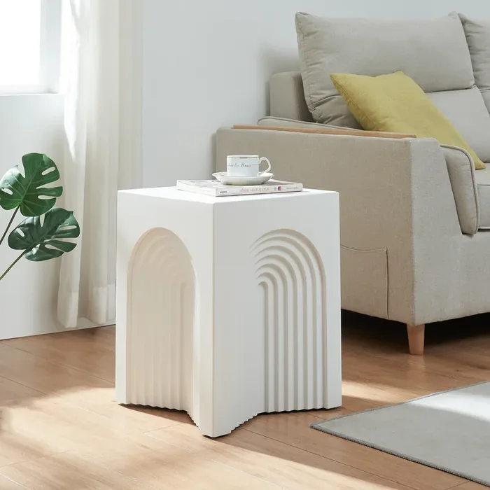 Mesa auxiliar Elverumn diseño arqueado MDF 45x35x35 cm – Blanco mate [en.casa]