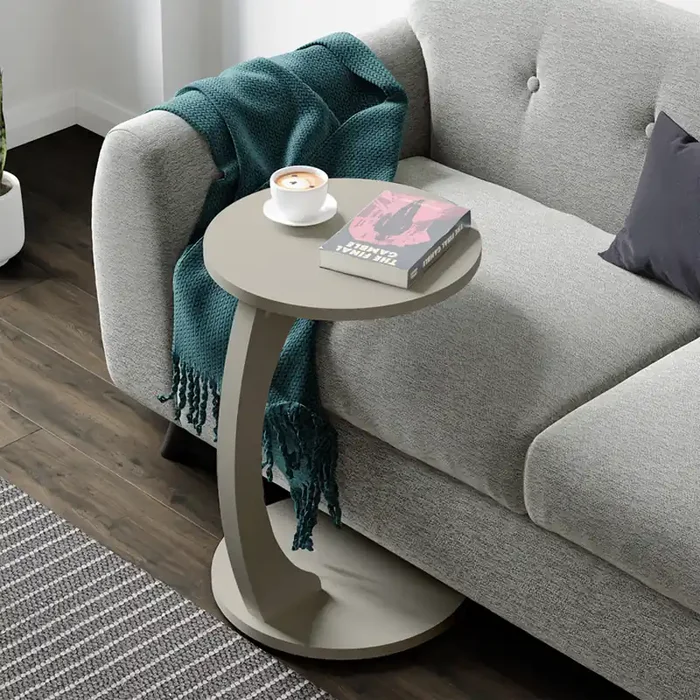 Mesa auxiliar Holeby con 4 ruedas 56xØ38 cm – Color arenisca [en.casa]