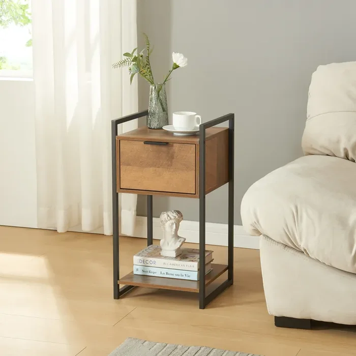 Mesa auxiliar Namsskogan con cajón 62x33x32cm – Efecto nogal [en.casa]