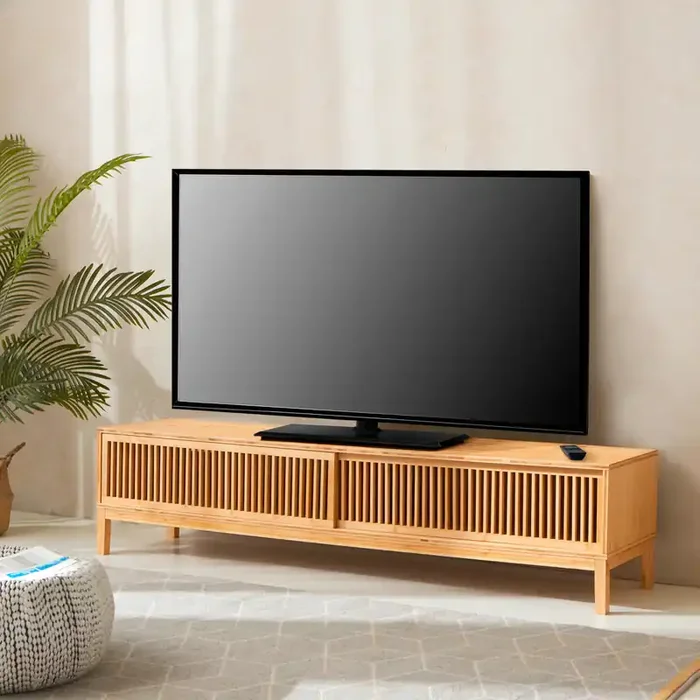 Mesa de TV Videbæk con 2 puertas corredoras bambú 140 x 40 x 38 cm – Color Natural [en.casa]