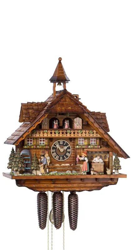 Reloj cucúCasa de la selva negra taller de relojería con relojero y mujer Bosque Negro en movimiento y rueda de molino, ventanas iluminadas