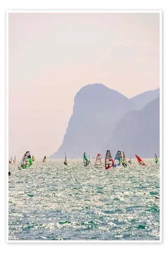 Windsurfista con velas de colores, Lago de Garda de Moritz Wolf imageBROKER